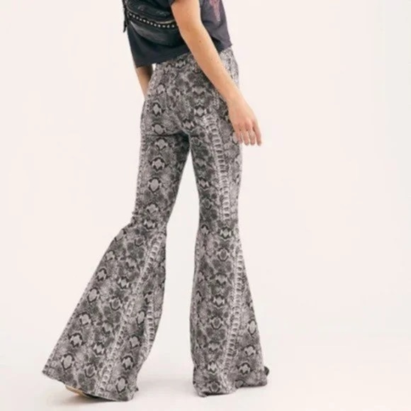 Free People Snake Python Just Float On Bell Bottom High Waisted Jeans 26 - Picture 2 of 16